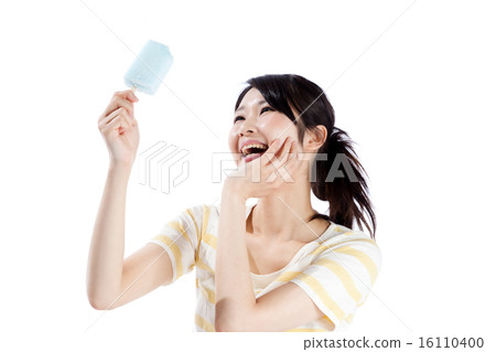 吃冰微笑的婦女 吃冰微笑的婦女 16110400