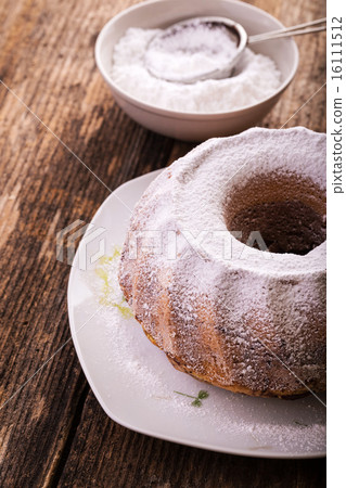 ring cake sprinkled with sugar 16111512