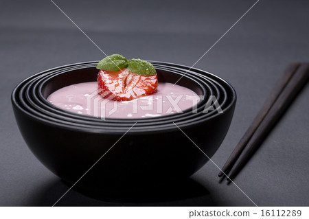 quark with strawberry in a black asian bowl 16112289