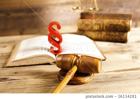 Paragraph of judge, law book justice concept 16114281