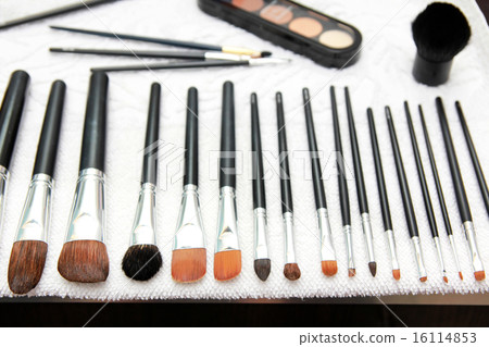 Wet make up brushes on towel 16114853