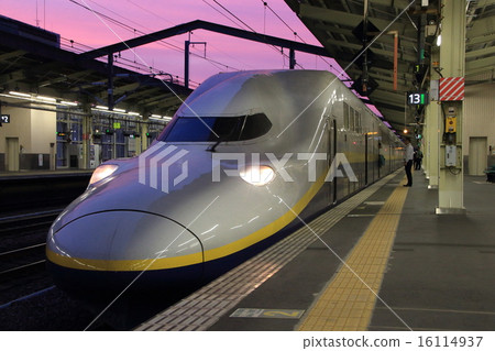 Red-purple sunset and the Joetsu Shinkansen E4 series (Takasaki Station) Red-purple sunset and the Joetsu Shinkansen E4 series (Takasaki Station) 16114937