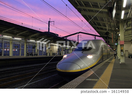Red-purple sunset and the Joetsu Shinkansen E4 series (Takasaki Station) Red-purple sunset and the Joetsu Shinkansen E4 series (Takasaki Station) 16114938