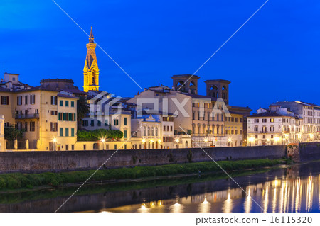 Quay of the river Arno in Florence, Italy 16115320