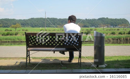 A bench waiting for a person 16116085