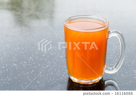 Freshly brewed black tea in glass mug 16116088