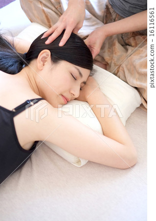 Scalp massage 16116561