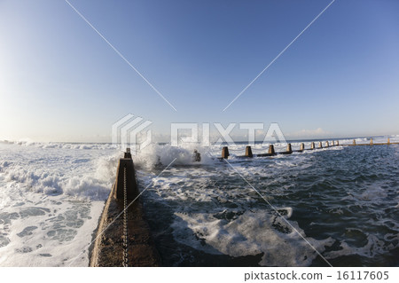 Ocean Tidal Pool Waves 16117605