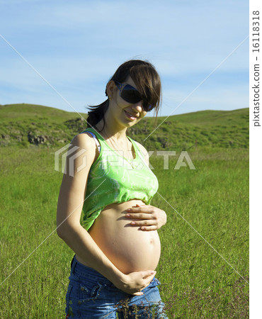 The pregnant woman 16118318