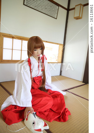 Japanese Women in Traditional Dress Miko Japanese Women in Traditional Dress Miko 16118661
