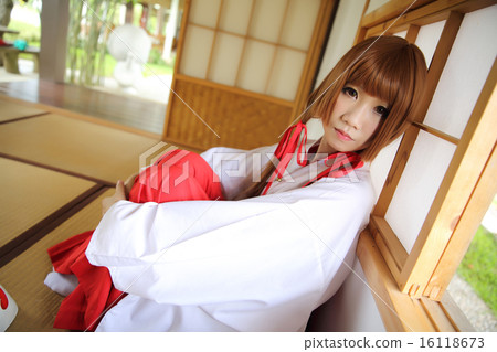 Japanese Women in Traditional Dress Miko Japanese Women in Traditional Dress Miko 16118673