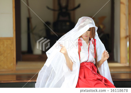 Japanese Women in Traditional Dress Miko 16118678