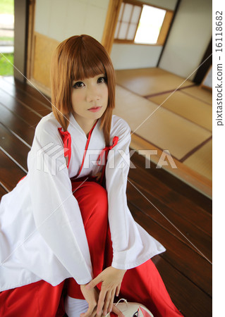 Japanese Women in Traditional Dress Miko Japanese Women in Traditional Dress Miko 16118682