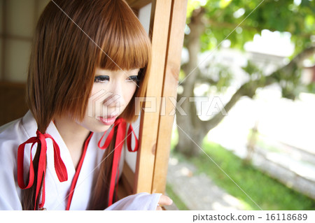 Japanese Women in Traditional Dress Miko 16118689