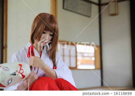 Japanese Women in Traditional Dress Miko 16118699