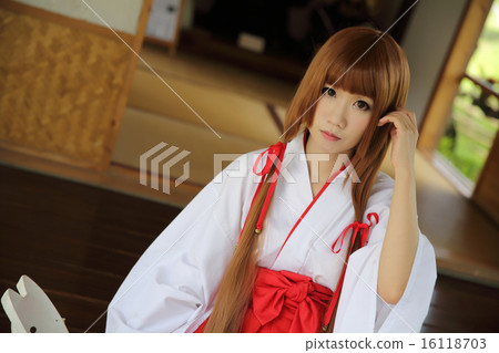 Japanese Women in Traditional Dress Miko 16118703