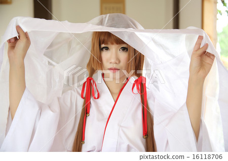 Japanese Women in Traditional Dress Miko Japanese Women in Traditional Dress Miko 16118706
