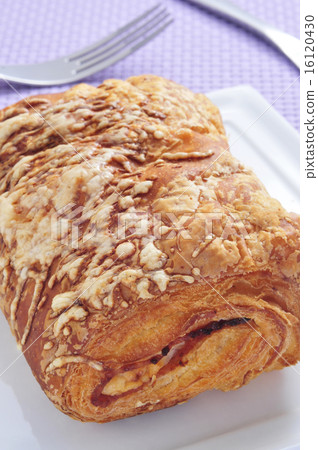 ham and cheese croissant 16120430