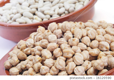 dry chickpeas and white beans dry chickpeas and white beans 16120590
