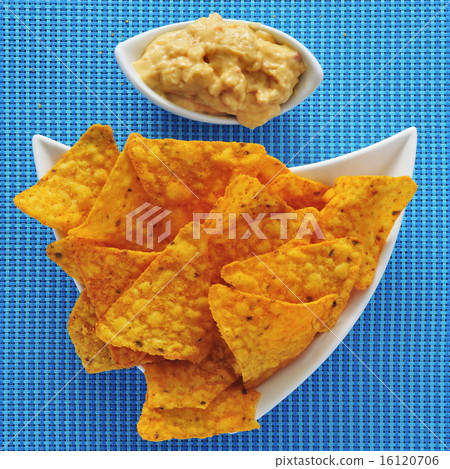 tortilla chips and hummus 16120706