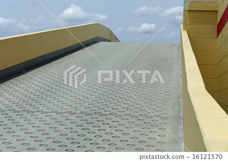 Slope to rooftop parking lot 16121570