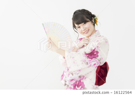 Young woman in a yukata with a fan 16122564