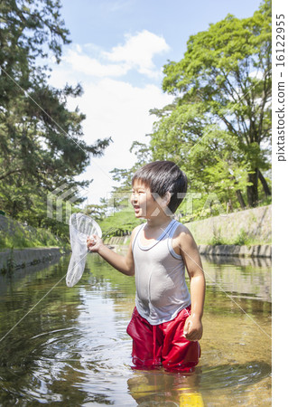 孩子們在河裡玩 16122955