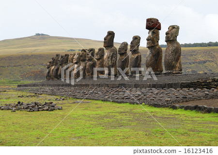 智利復活節島Ah-Tongariki的Moai 智利復活節島Ah-Tongariki的Moai 16123416