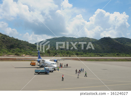 Vietnam Airlines plane taxis in Con Dao island 16124027
