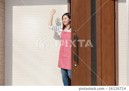 新的妻子將看到她的夢想家園和她 新的妻子將看到她的夢想家園和她 16126714