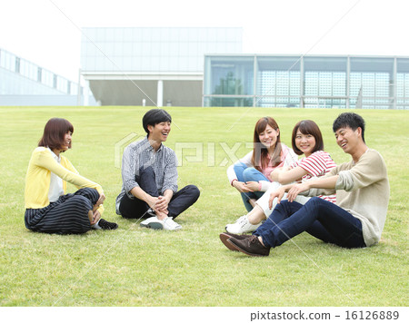 大學生在學校院子裡說話 16126889