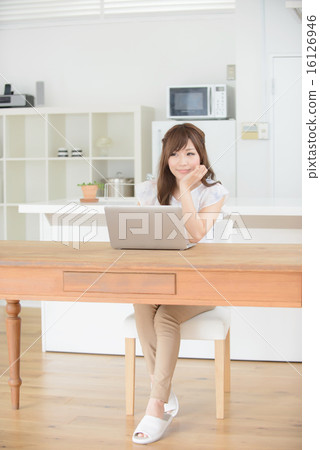 Personal computer · young lady 16126946