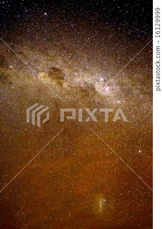 從南半球南美智利，安第斯山脈和大麥哲倫星雲的阿塔卡馬高地向上看的銀河系 16129999