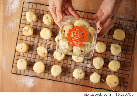 Baking cookies for auspicious reasons 16130796