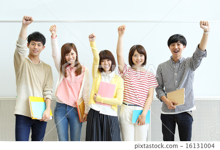 大學生排在黑板前面 16131004