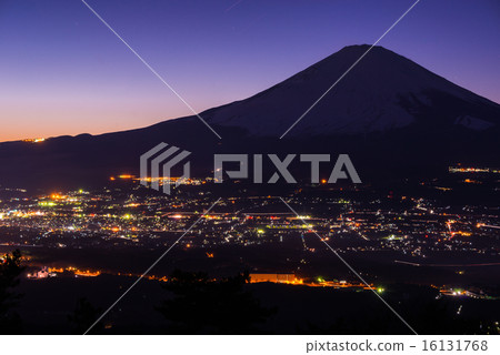 富士山的晚上風景 16131768