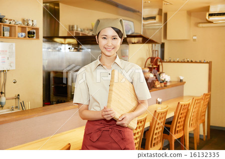 Clerk of a smiling restaurant 16132335