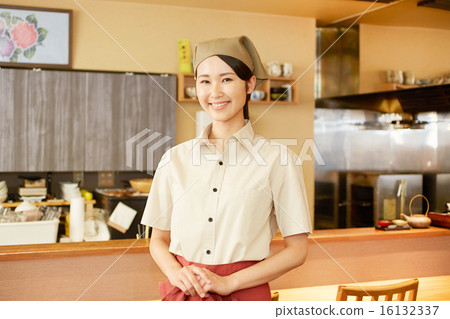 Clerk of a smiling restaurant 16132337