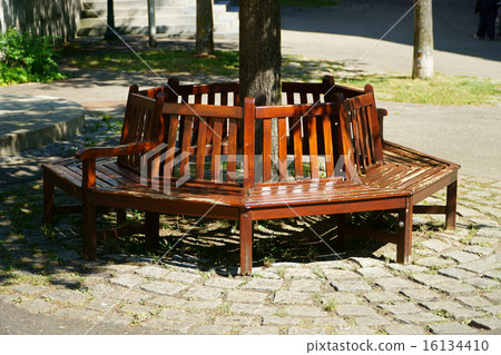Wooden bench around a tree 16134410
