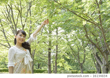 新鮮的綠色和年輕的女士 16134834