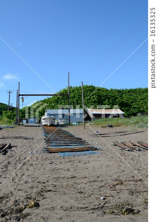 Scenery of fishing village 16135325