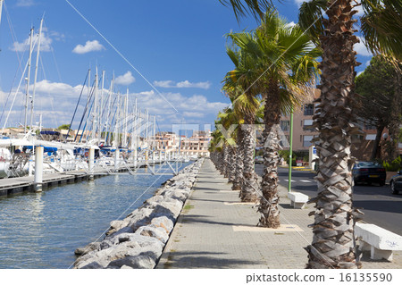 The long marina promenade in Gruissan 16135590