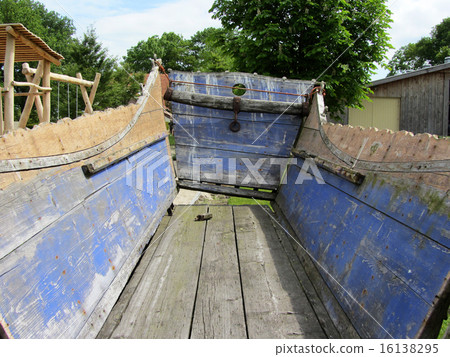 Traditonal vintage old wagon 16138295