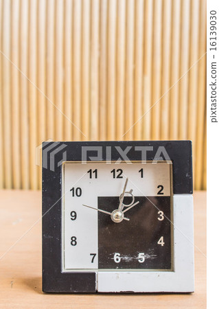 Watch vintage on wooden Watch vintage on wooden 16139030