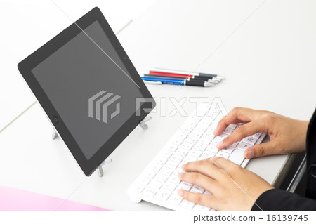Wire keyboard and women's hand 16139745