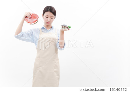 有房子模型的婦女 有房子模型的婦女 16140552