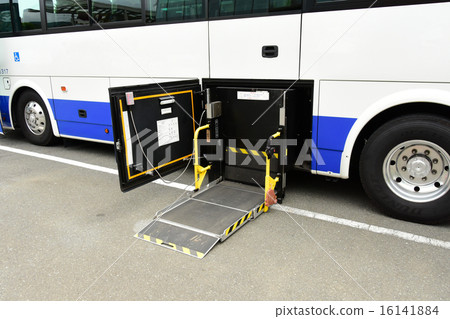 Bus with lift 16141884