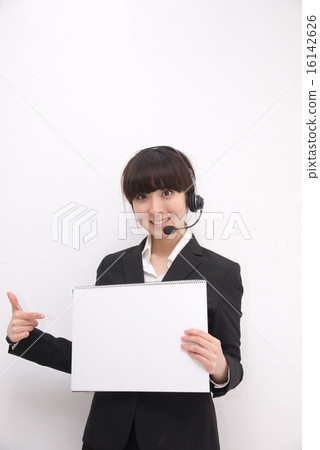 呼叫中心操作員的日本女性，她戴著耳機並握著白色面板 16142626