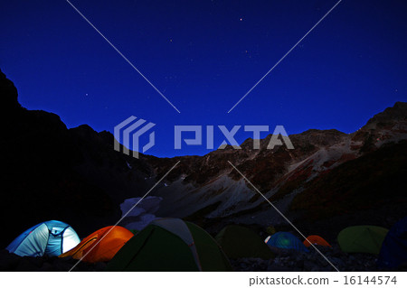 夜晚的活潑帳篷和獵戶座 16144574