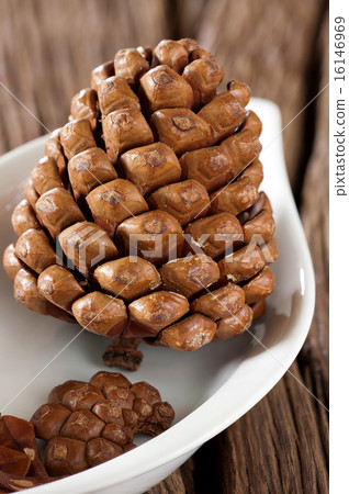图库照片: pinecones in bowl